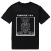 Das "T-Shirt Animal" von Empire Ink Tattoo ist eine Hommage an die wilde Schönheit der Natur, eingefangen in einem modernen, urbanen Design. Dieses T-Shirt ist mehr als nur ein Kleidungsstück – es ist eine Leinwand, die die Essenz Ihres persönlichen Ausdrucks zur Schau stellt. Produktmerkmale: Design: Ein fesselndes Tiermotiv ziert die Vorderseite des Shirts, eingerahmt von einem klaren, kühnen Empire Ink Tattoo-Logo, das sowohl Stärke als auch Stil symbolisiert. Passform: Verfügbar in den Größen M, L und XL im Oversize-Look, bietet es eine entspannte Passform, die gleichzeitig trendy und bequem ist. Material: Gefertigt aus hochwertiger Baumwolle, garantiert es Langlebigkeit und weichen Tragekomfort, während es gleichzeitig leicht genug für den täglichen Gebrauch ist. Vielseitigkeit: Ob als Statement-Piece zu einer Jeans oder als lässiges Oberteil zum Chillen – dieses T-Shirt passt sich mühelos jedem Stil an. Pflege: Maschinenwaschbar und pflegeleicht, ist es ideal für den modernen Lebensstil. Das "T-Shirt Animal" ist mehr als nur ein modisches Statement – es ist ein Stück Lebensgefühl, das die Freiheit und Unabhängigkeit des Geistes zelebriert. Tragen Sie es, um Ihre Verbundenheit mit der Kunst und Individualität zu zeigen, die im Herzen von Empire Ink Tattoo stehen.