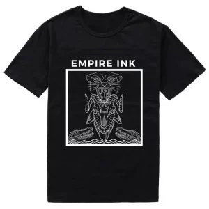 Das "T-Shirt Animal" von Empire Ink Tattoo ist eine Hommage an die wilde Schönheit der Natur, eingefangen in einem modernen, urbanen Design. Dieses T-Shirt ist mehr als nur ein Kleidungsstück – es ist eine Leinwand, die die Essenz Ihres persönlichen Ausdrucks zur Schau stellt. Produktmerkmale: Design: Ein fesselndes Tiermotiv ziert die Vorderseite des Shirts, eingerahmt von einem klaren, kühnen Empire Ink Tattoo-Logo, das sowohl Stärke als auch Stil symbolisiert. Passform: Verfügbar in den Größen M, L und XL im Oversize-Look, bietet es eine entspannte Passform, die gleichzeitig trendy und bequem ist. Material: Gefertigt aus hochwertiger Baumwolle, garantiert es Langlebigkeit und weichen Tragekomfort, während es gleichzeitig leicht genug für den täglichen Gebrauch ist. Vielseitigkeit: Ob als Statement-Piece zu einer Jeans oder als lässiges Oberteil zum Chillen – dieses T-Shirt passt sich mühelos jedem Stil an. Pflege: Maschinenwaschbar und pflegeleicht, ist es ideal für den modernen Lebensstil. Das "T-Shirt Animal" ist mehr als nur ein modisches Statement – es ist ein Stück Lebensgefühl, das die Freiheit und Unabhängigkeit des Geistes zelebriert. Tragen Sie es, um Ihre Verbundenheit mit der Kunst und Individualität zu zeigen, die im Herzen von Empire Ink Tattoo stehen.