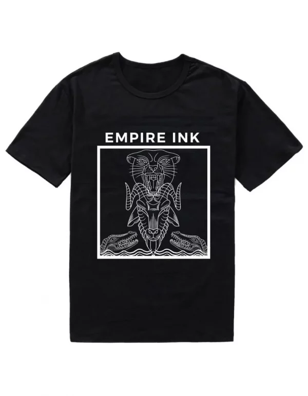 Das "T-Shirt Animal" von Empire Ink Tattoo ist eine Hommage an die wilde Schönheit der Natur, eingefangen in einem modernen, urbanen Design. Dieses T-Shirt ist mehr als nur ein Kleidungsstück – es ist eine Leinwand, die die Essenz Ihres persönlichen Ausdrucks zur Schau stellt. Produktmerkmale: Design: Ein fesselndes Tiermotiv ziert die Vorderseite des Shirts, eingerahmt von einem klaren, kühnen Empire Ink Tattoo-Logo, das sowohl Stärke als auch Stil symbolisiert. Passform: Verfügbar in den Größen M, L und XL im Oversize-Look, bietet es eine entspannte Passform, die gleichzeitig trendy und bequem ist. Material: Gefertigt aus hochwertiger Baumwolle, garantiert es Langlebigkeit und weichen Tragekomfort, während es gleichzeitig leicht genug für den täglichen Gebrauch ist. Vielseitigkeit: Ob als Statement-Piece zu einer Jeans oder als lässiges Oberteil zum Chillen – dieses T-Shirt passt sich mühelos jedem Stil an. Pflege: Maschinenwaschbar und pflegeleicht, ist es ideal für den modernen Lebensstil. Das "T-Shirt Animal" ist mehr als nur ein modisches Statement – es ist ein Stück Lebensgefühl, das die Freiheit und Unabhängigkeit des Geistes zelebriert. Tragen Sie es, um Ihre Verbundenheit mit der Kunst und Individualität zu zeigen, die im Herzen von Empire Ink Tattoo stehen.